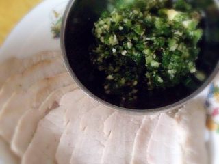 4、新蒜泥白肉,考验刀工的时候了，肉肉切片，尽量的切薄，装盘即可享用啦