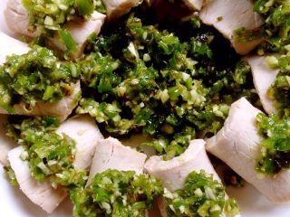 5、新蒜泥白肉,若是招待客人，不妨花点时间，把肉片上加蒜泥辣椒酱，然后卷起来摆个拼盘，最后简单装饰一下，秒变高颜值的美味哦