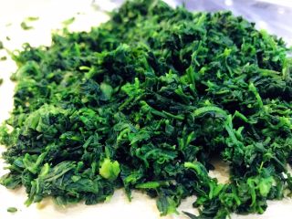 2、宝宝辅食：老妈牌薄麦饼-24M+,面团醒发的时间里可以做馅料，先把荠菜焯水沥干水分，用刀切碎。