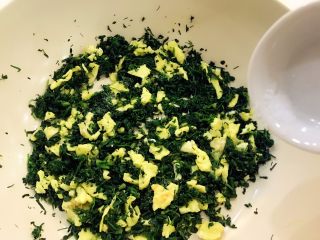 4、宝宝辅食：老妈牌薄麦饼-24M+,把另一个鸡蛋打散，锅中刷一层油，倒入鸡蛋液，开始不要翻动，感觉蛋液周围开始凝固就用锅铲迅速划圈圈，将鸡蛋炒散，等蛋液基本凝固后倒入已切碎的荠菜，翻炒，此时可以加点盐调味拌匀。