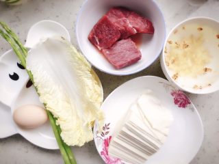 1、牛肉蔬菜小馄饨 宝宝辅食,准备食材,一些牛肉,两片娃娃菜,两根芦笋,一个鸡蛋,一些馄饨皮,一碗生姜水
