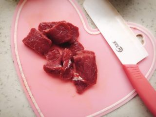 2、牛肉蔬菜小馄饨 宝宝辅食,将牛肉洗净后切成片