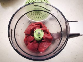 3、牛肉蔬菜小馄饨 宝宝辅食,将切好的牛肉放入辅食机中