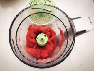 4、牛肉蔬菜小馄饨 宝宝辅食,将牛肉搅打成肉糜