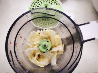 6、牛肉蔬菜小馄饨 宝宝辅食,将切好的芦笋和娃娃菜放入辅食机中搅打成蔬菜末