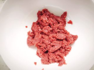 7、牛肉蔬菜小馄饨 宝宝辅食,将牛肉糜装入碗中
