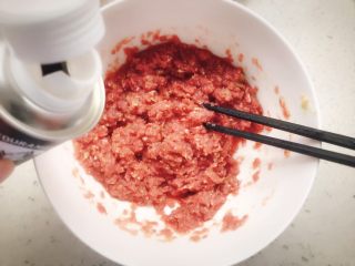 11、牛肉蔬菜小馄饨 宝宝辅食,再滴入少许核桃油