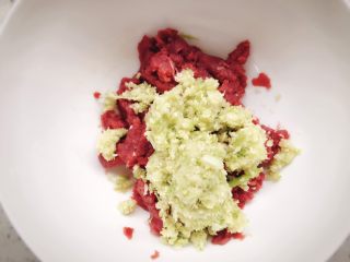 8、牛肉蔬菜小馄饨 宝宝辅食,倒入蔬菜末一起