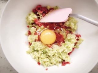 9、牛肉蔬菜小馄饨 宝宝辅食,打入一个鸡蛋,没吃过蛋白的宝宝可以用两个蛋黄加少许淀粉