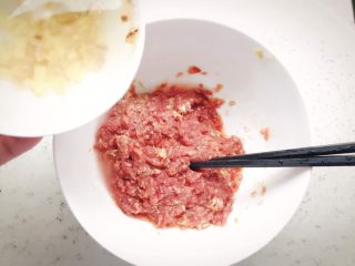 10、牛肉蔬菜小馄饨 宝宝辅食,搅拌均匀后加入少许生姜水