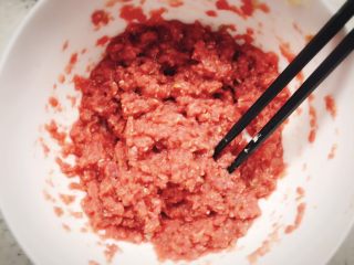 12、牛肉蔬菜小馄饨 宝宝辅食,顺时针方向搅拌,多搅打使肉泥上劲