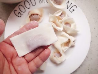 14、牛肉蔬菜小馄饨 宝宝辅食,将馄饨皮对折,可以用手压压一下,让肉馅和馄饨皮贴合