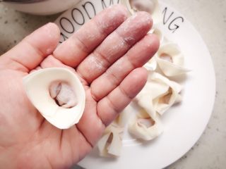 15、牛肉蔬菜小馄饨 宝宝辅食,然后捏起两个角,可以沾一点点水,用手指捏紧粘牢