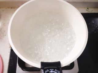 18、牛肉蔬菜小馄饨 宝宝辅食,锅里烧水,水开沸腾后放入馄饨