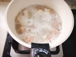 22、牛肉蔬菜小馄饨 宝宝辅食,煮至沸腾,馄饨浮起来