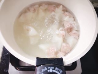 23、牛肉蔬菜小馄饨 宝宝辅食,再小火焖一分钟即可