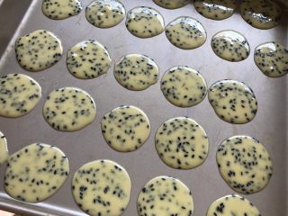 8、芝麻薄脆饼干,在不沾的烤盘中挤成大小均匀的圆形 薄薄一层就可以了，然后放入提前预热好的烤箱160度烤15分钟就可以