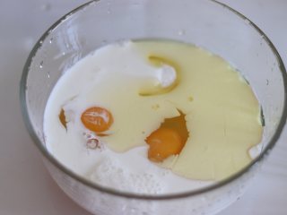 2、巧克力毛巾卷,除了面粉可可粉外的所有食材放到一个容器中。