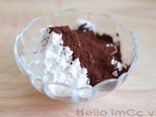 4、巧克力毛巾卷,面粉和可可粉混合。