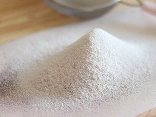 5、巧克力毛巾卷,过筛一次。