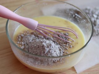 6、巧克力毛巾卷,分两次倒入混合液体中,拌匀。