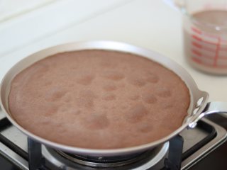 12、巧克力毛巾卷,直到有大的泡泡起来,不用翻面。直接倒扣到保鲜膜上。