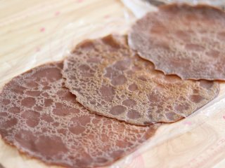 16、巧克力毛巾卷,取3-4张,压着饼皮一部分摆好。