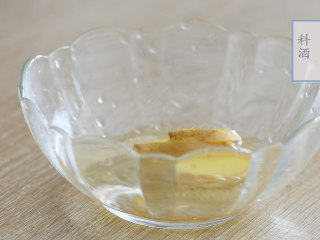 1、鲈鱼娇汤,生姜片 盐 料酒 一起拌匀。