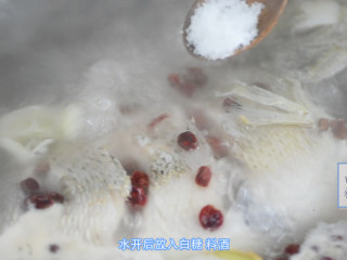 9、鲈鱼娇汤,放一小勺白糖。