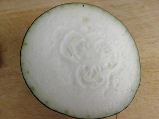 2、冬瓜鲫鱼汤,冬瓜一块儿。