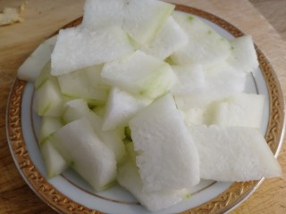 4、冬瓜鲫鱼汤,冬瓜去皮，去瓤，切片。