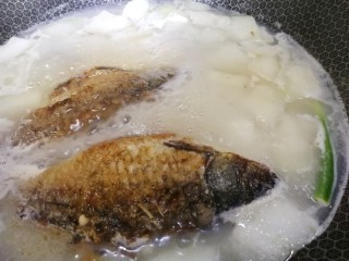 13、冬瓜鲫鱼汤,放入冬瓜片，文火煮开。