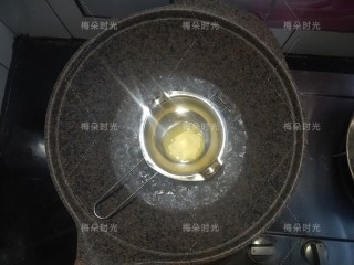 1、父亲节——父爱如山彩绘蛋糕,10克黄油隔水融化,放凉