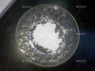2、父亲节——父爱如山彩绘蛋糕,10克蛋清,加入10克糖粉。