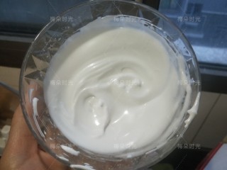 3、父亲节——父爱如山彩绘蛋糕,用电动打蛋器打发。