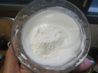 4、父亲节——父爱如山彩绘蛋糕,筛入10克低筋面粉。