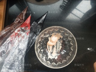 7、父亲节——父爱如山彩绘蛋糕,然后分别加入红曲粉,竹炭粉,可可粉,紫薯粉,调成好几种颜色的面糊,每种只需要一点就够了。装聋进裱花袋,剪一个很小很小的口。当画笔用。