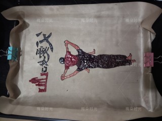 11、父亲节——父爱如山彩绘蛋糕,最后画完就是这样的,整个过程要有耐心,边边角角都要涂上。胳膊皮肤的颜色加一丁点红曲粉,衣服再多加一些红曲粉。颜色就区分开了。画好以后放进冰箱冷藏室静置。或者低温冷冻室也可以。