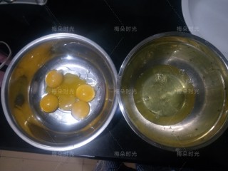 12、父亲节——父爱如山彩绘蛋糕,开始做蛋糕体。五个鸡蛋,蛋清蛋黄分离。