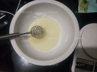 13、父亲节——父爱如山彩绘蛋糕,牛奶,玉米油,白糖10克混合均匀。