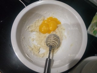 15、父亲节——父爱如山彩绘蛋糕,蛋黄分两次加入,混合均匀