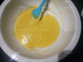 16、父亲节——父爱如山彩绘蛋糕,混合好的蛋黄糊待用