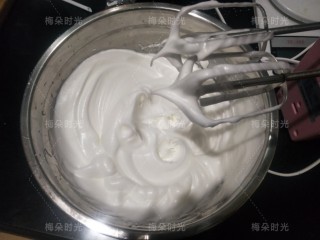 17、父亲节——父爱如山彩绘蛋糕,开始打发蛋清。蛋清里加入几滴柠檬汁,先打几下,打散。然后白糖分三次加入,把蛋清打到湿性发泡。提起打蛋器,呈现弯尖尖。