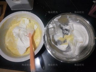 18、父亲节——父爱如山彩绘蛋糕,然后把蛋清分三次加入蛋黄糊里面,翻拌均匀。