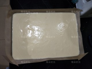 20、父亲节——父爱如山彩绘蛋糕,这时候把画好的油布取出来,铺在烤盘里面。再把混合好的蛋糕糊倒进去。震平表面。烤箱。上下火。160度,25分钟。