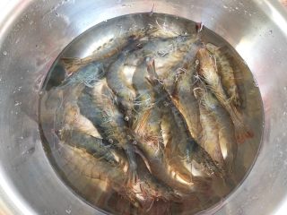 1、茶叶虾,明虾放入清水中，加入一勺盐浸泡20分钟
