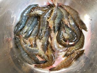 6、茶叶虾,全部弄好洗净沥水，放入盆里