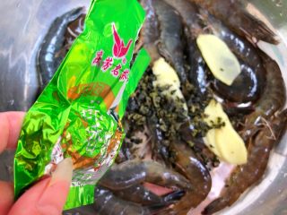 8、茶叶虾,放入茶叶