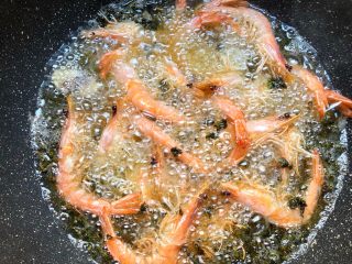 11、茶叶虾,虾腌制好以后，把生姜挑出来扔掉，虾和茶叶一起倒入油锅，大火炸至金黄色，呈透明状态
