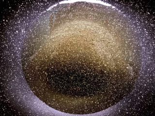 10、茶叶虾,热锅放入500g油，烧至9成热